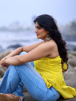 Isha Keskar Instagram - 🌅   🌊  ☕️☕️☕️
 

Shot by @shrutisbagwe 
Hair @pasare.kalpana 
Managed by @brewbackersmedia 

#ishakeskar #cityofdreamsmumbai❤️