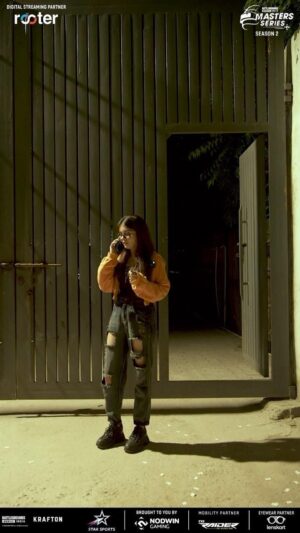 Ishika Choudhary Instagram - Priorities are set 😂❤️
Watch BGMS season 2 live only Rooter🩵✨

Action starts live everyday at 9:30PM🔥
.
.
#date #bgmi #battlegroundsmobileindia #indiakabattlegrounds #indiakabattleroyale #bgms #rooter #nodwingaming