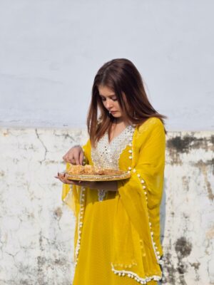 Ishika Choudhary Instagram - Happy Makar Sankranti 💛🌼

.

.

.

.

.

.

.

.

#makarsankranti #trending #festival #traditional
