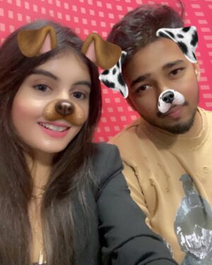 Ishika Choudhary Instagram - 2 bhai selfie lete hue🤳💜
Selfie maine leli aaj😂
#instagram #insta