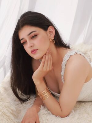 Ishita Singh Thakur Instagram - White serenity flowsš¤...