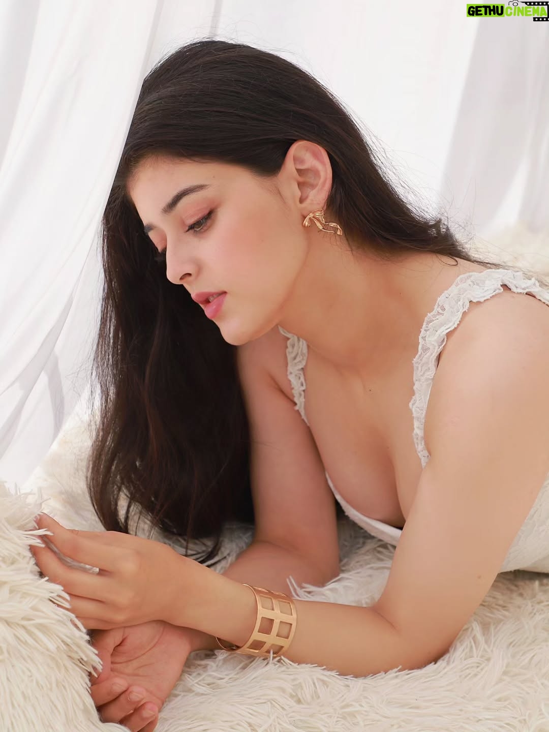 Ishita Singh Thakur - 27.7K Likes - White serenity flows🤍...