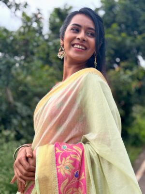 Ishita Varsha Instagram - Not so aesthetically pleasing but If I like it - I will post it! 😊

Earnings - @thespatika 

#ishitavarsha #thankyougenie🧞‍♀️ #blessedlife😇 #saree #sareelove❤️