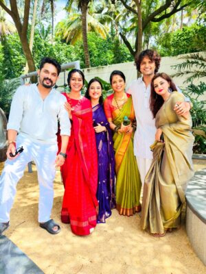 Ishita Varsha Instagram - ❤️ A sweet reunion😍❤️
.
.
Pc:- @murugananda 😎