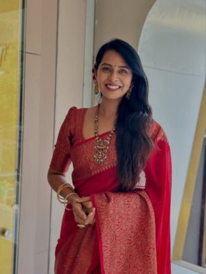 Ishita Varsha Instagram - 🌹

#ishitavarsha #thankyougenie🧞‍♀️ #blessedlife😇 #saree #sareelove❤️ #sareeofinstagram #southindian #traditional