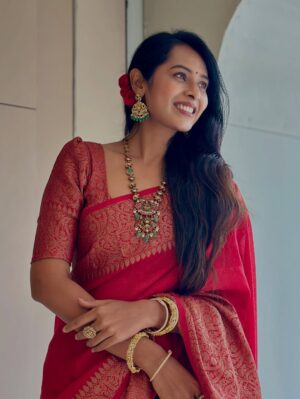 Ishita Varsha Instagram - 🌹

#ishitavarsha #thankyougenie🧞‍♀️ #blessedlife😇 #saree #sareelove❤️ #sareeofinstagram #southindian #traditional