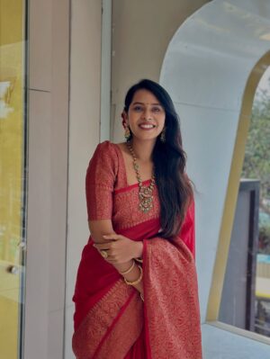 Ishita Varsha Instagram - 🌹

#ishitavarsha #thankyougenie🧞‍♀️ #blessedlife😇 #saree #sareelove❤️ #sareeofinstagram #southindian #traditional