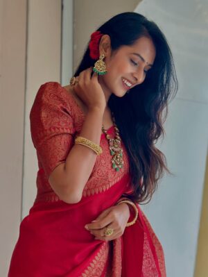 Ishita Varsha Instagram - 🌹

#ishitavarsha #thankyougenie🧞‍♀️ #blessedlife😇 #saree #sareelove❤️ #sareeofinstagram #southindian #traditional