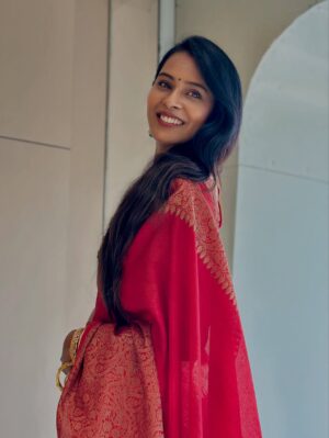 Ishita Varsha Instagram - 🌹

#ishitavarsha #thankyougenie🧞‍♀️ #blessedlife😇 #saree #sareelove❤️ #sareeofinstagram #southindian #traditional