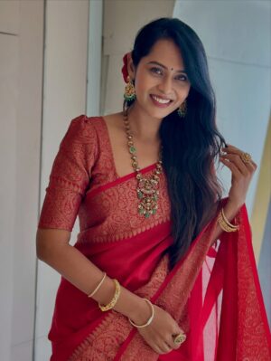Ishita Varsha Instagram - 🌹

#ishitavarsha #thankyougenie🧞‍♀️ #blessedlife😇 #saree #sareelove❤️ #sareeofinstagram #southindian #traditional