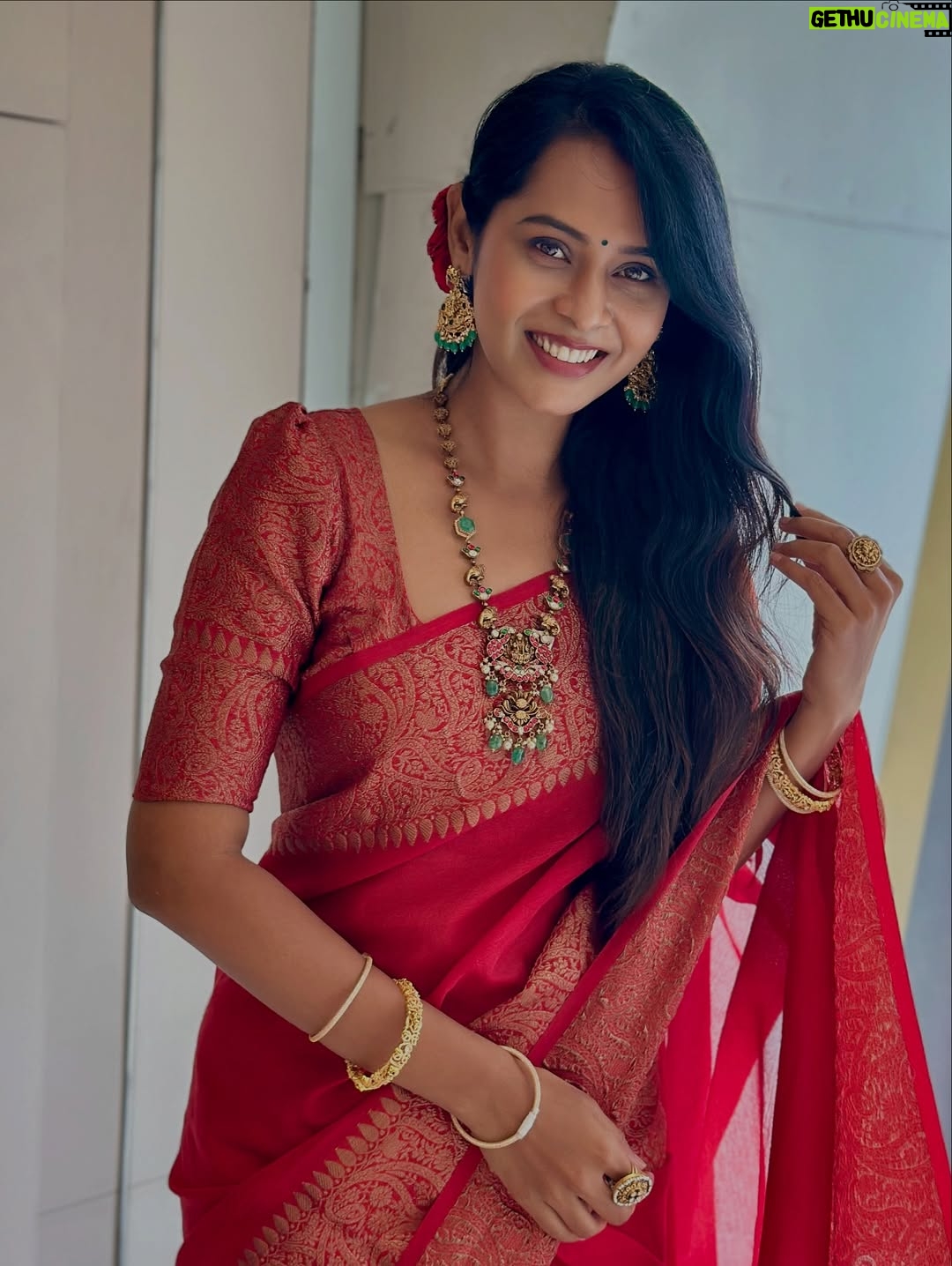 Ishita Varsha - 26.1K Likes - 🌹

#ishitavarsha #thankyougenie🧞‍♀️ #blessedlife😇 #saree #sareelove❤️ #sareeofinstagram #southindian #traditional