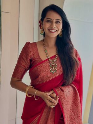 Ishita Varsha Instagram - 🌹

#ishitavarsha #thankyougenie🧞‍♀️ #blessedlife😇 #saree #sareelove❤️ #sareeofinstagram #southindian #traditional