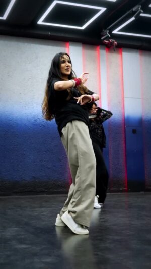 Ishpreet Dang Instagram - It was a bang on workshop @tejasdhoke11 

With my people @vikky_dancefit_  @manasi_dancefit 

Location @byoustudio.in