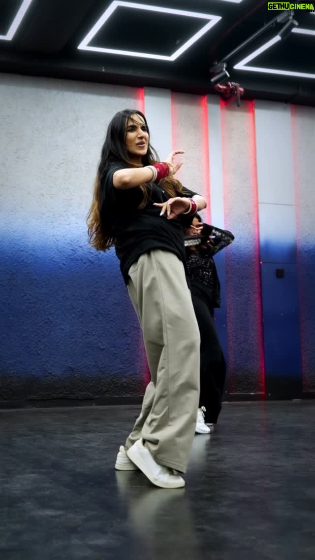 Ishpreet Dang - 84.3K Likes - It was a bang on workshop @tejasdhoke11 

With my people @vikky_dancefit_  @manasi_dancefit 

Location @byoustudio.in