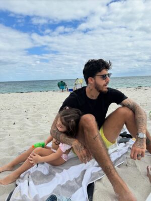 Ivana Yturbe Instagram - Feliz cumpleaƱos compaƱerito de vida ā„ļø Eres el mejor equipo que puedo tener, Almu y yo nos sacamos la loterĆa de tener un hombre como tĆŗ en nuestras vidas š„°š„° Todo a tu lado es mĆ”s bonito!
Gracias por todo el amor que me das dĆa a dĆa ā¤ļø Eres un super papĆ”, el mejor esposo, un amigo increĆble y un cabellero de esos pocos que existenšš¾Todos los que te conocemos y tenemos la dicha de compartir contigo sabemos el ser de luz que eres. Que este aƱo venga acompaƱado de mucho Ć©xitos y que todos los deseos de tu corazón se cumplan porque nadie lo mereces mĆ”s que tĆŗ āØ. Feliz dĆa mi vida hermosa!!!Almudena y yo te amamos con todo nuestro corazón š