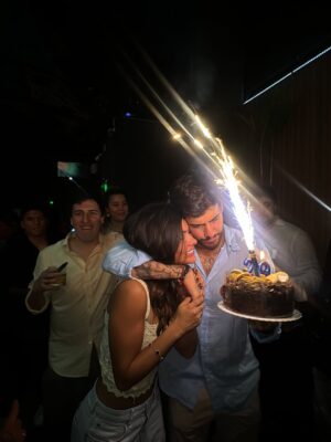 Ivana Yturbe Instagram - Feliz cumpleaƱos compaƱerito de vida ā„ļø Eres el mejor equipo que puedo tener, Almu y yo nos sacamos la loterĆa de tener un hombre como tĆŗ en nuestras vidas š„°š„° Todo a tu lado es mĆ”s bonito!
Gracias por todo el amor que me das dĆa a dĆa ā¤ļø Eres un super papĆ”, el mejor esposo, un amigo increĆble y un cabellero de esos pocos que existenšš¾Todos los que te conocemos y tenemos la dicha de compartir contigo sabemos el ser de luz que eres. Que este aƱo venga acompaƱado de mucho Ć©xitos y que todos los deseos de tu corazón se cumplan porque nadie lo mereces mĆ”s que tĆŗ āØ. Feliz dĆa mi vida hermosa!!!Almudena y yo te amamos con todo nuestro corazón š