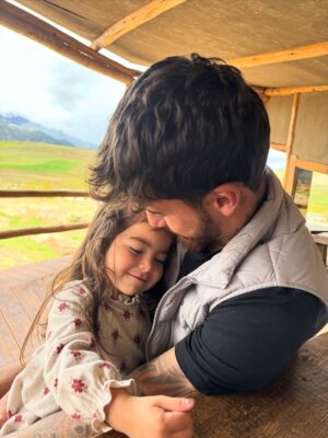 Ivana Yturbe Instagram - Feliz cumpleaƱos compaƱerito de vida ā„ļø Eres el mejor equipo que puedo tener, Almu y yo nos sacamos la loterĆa de tener un hombre como tĆŗ en nuestras vidas š„°š„° Todo a tu lado es mĆ”s bonito!
Gracias por todo el amor que me das dĆa a dĆa ā¤ļø Eres un super papĆ”, el mejor esposo, un amigo increĆble y un cabellero de esos pocos que existenšš¾Todos los que te conocemos y tenemos la dicha de compartir contigo sabemos el ser de luz que eres. Que este aƱo venga acompaƱado de mucho Ć©xitos y que todos los deseos de tu corazón se cumplan porque nadie lo mereces mĆ”s que tĆŗ āØ. Feliz dĆa mi vida hermosa!!!Almudena y yo te amamos con todo nuestro corazón š