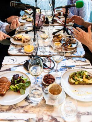 Iveta Fabešová Instagram - Máte podnik? A mohla bych ho vidět? Tahle #velkazranice byla docela konzultantská. Potkali jsme se v @ivetafabesova_cafe s paní domácí, tedy @fabesovaiveta , @luboskastner a @lifeof_rene . Probrali jsme spoustu témat, a mluvili jsme opravdu hodně o chodu podniku, i proto tomu dílu říkám Gastro 2.0. Parťákem dílu je @volkswagencz , jen díky němu můžeme přinášet tyhle dlouhé rozhovory o gastru a snad i nějak pomoci oboru. Díky @tashicz za fotky a vám za zpětnou vazbu? Už jste slyšeli? Těšíme se na #heslodoposlouchanosti .

https://open.spotify.com/episode/5iuX7NkLt2yPqrQtGZa0sA?si=iMyCJkWbS7qyT02pI7y84g

#velkazranice
#ivetafabesovacafe
#ivetafabesova
#luboskastner 
#renemuller 
#vwambassador 
#gastromapalukasehejlika