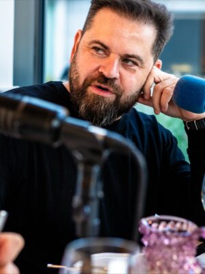 Iveta Fabešová Instagram - Máte podnik? A mohla bych ho vidět? Tahle #velkazranice byla docela konzultantská. Potkali jsme se v @ivetafabesova_cafe s paní domácí, tedy @fabesovaiveta , @luboskastner a @lifeof_rene . Probrali jsme spoustu témat, a mluvili jsme opravdu hodně o chodu podniku, i proto tomu dílu říkám Gastro 2.0. Parťákem dílu je @volkswagencz , jen díky němu můžeme přinášet tyhle dlouhé rozhovory o gastru a snad i nějak pomoci oboru. Díky @tashicz za fotky a vám za zpětnou vazbu? Už jste slyšeli? Těšíme se na #heslodoposlouchanosti .

https://open.spotify.com/episode/5iuX7NkLt2yPqrQtGZa0sA?si=iMyCJkWbS7qyT02pI7y84g

#velkazranice
#ivetafabesovacafe
#ivetafabesova
#luboskastner 
#renemuller 
#vwambassador 
#gastromapalukasehejlika