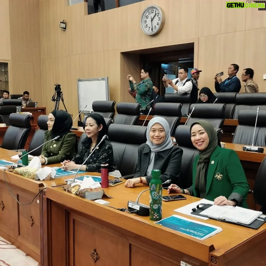 Iyeth Bustami - 489 Likes - Rapat Dengar Pendapat komisi XII DPR RI bersama Dewan Energi Nasional dan PT PLN (Persero)