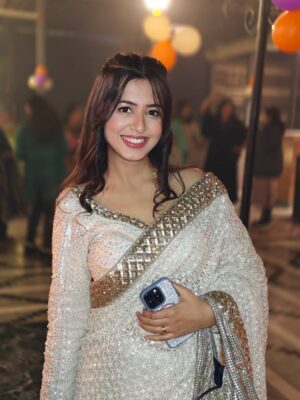 Jagriti Pahwa Instagram - Golden night with Golden Flames 🔥 & our Golden play button❤️
.
.
.
#lohricelebration #jagritipahwa #whitesaree