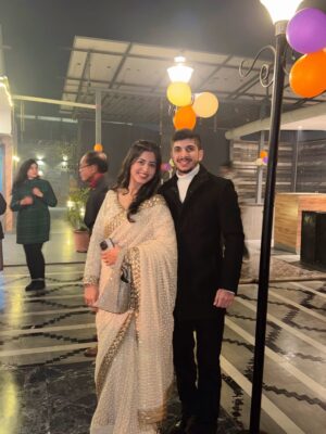 Jagriti Pahwa Instagram - Golden night with Golden Flames 🔥 & our Golden play button❤️
.
.
.
#lohricelebration #jagritipahwa #whitesaree