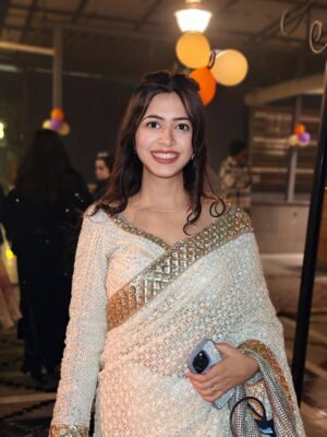 Jagriti Pahwa Instagram - Golden night with Golden Flames 🔥 & our Golden play button❤️
.
.
.
#lohricelebration #jagritipahwa #whitesaree