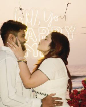 Janavi Jain Instagram - his song during proposal ‘Chaar kadam bas chaar kadam chaldo na sath mere’🥹🧿✨❤️
I love you 🥹🧿❤️
.
.
#justjaanforever