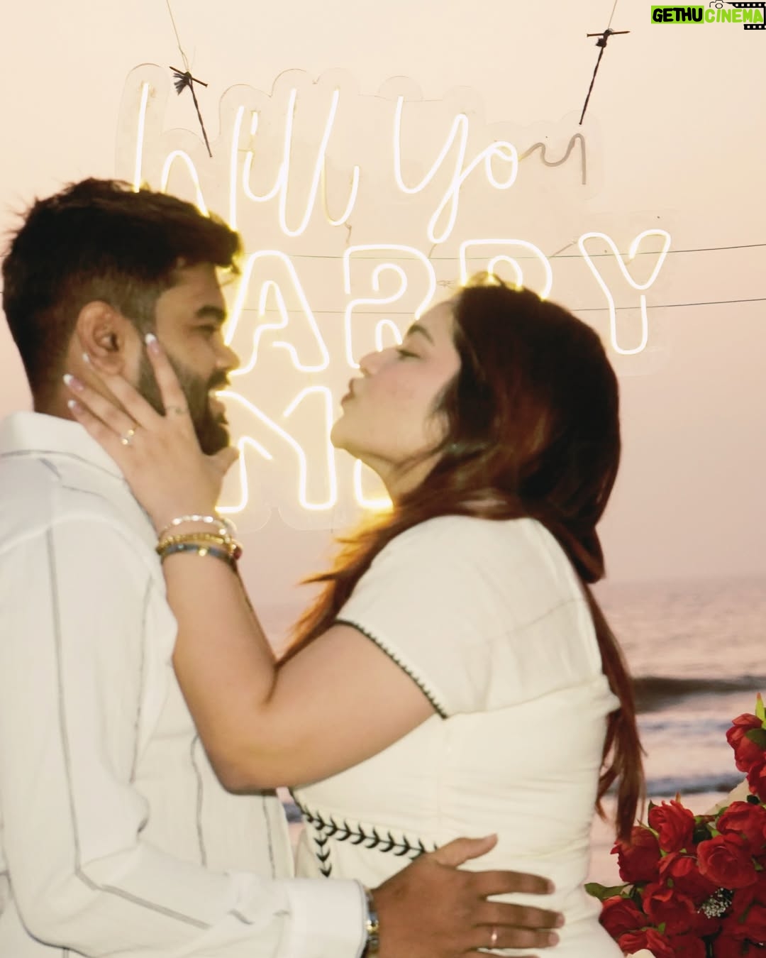 Janavi Jain - 39K Likes - his song during proposal ‘Chaar kadam bas chaar kadam chaldo na sath mere’🥹🧿✨❤️
I love you 🥹🧿❤️
.
.
#justjaanforever