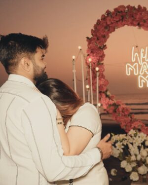 Janavi Jain Instagram - his song during proposal ‘Chaar kadam bas chaar kadam chaldo na sath mere’🥹🧿✨❤️
I love you 🥹🧿❤️
.
.
#justjaanforever