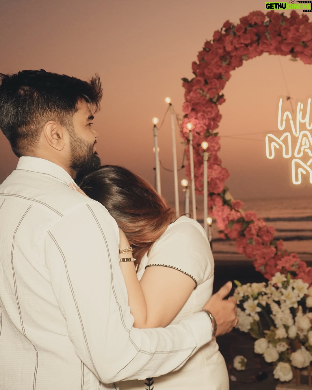 Janavi Jain - 39K Likes - his song during proposal ‘Chaar kadam bas chaar kadam chaldo na sath mere’🥹🧿✨❤️
I love you 🥹🧿❤️
.
.
#justjaanforever