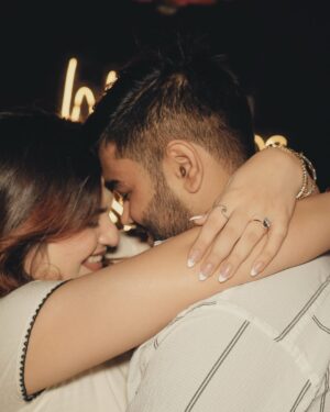 Janavi Jain Instagram - his song during proposal ‘Chaar kadam bas chaar kadam chaldo na sath mere’🥹🧿✨❤️
I love you 🥹🧿❤️
.
.
#justjaanforever