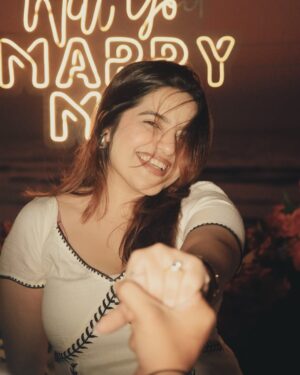 Janavi Jain Instagram - his song during proposal ‘Chaar kadam bas chaar kadam chaldo na sath mere’🥹🧿✨❤️
I love you 🥹🧿❤️
.
.
#justjaanforever