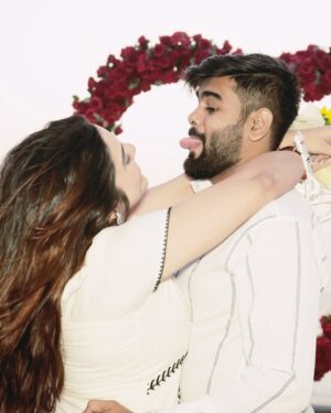 Janavi Jain Instagram - his song during proposal ‘Chaar kadam bas chaar kadam chaldo na sath mere’🥹🧿✨❤️
I love you 🥹🧿❤️
.
.
#justjaanforever
