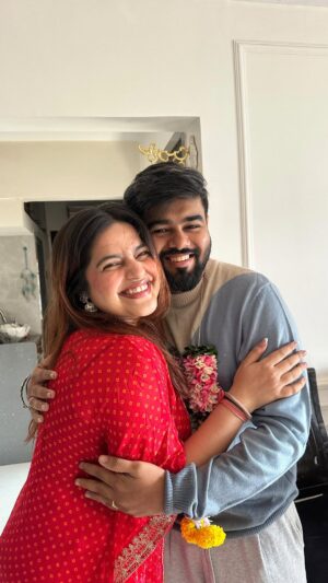 Janavi Jain Instagram - Why should girls get all the surprises 🥹💁🏻♀️❤️💃🏻
Apni shaadi me abhi baki hai hafte chaar 🤭💃🏻✨🧿
I love youuuuuu anshudii😘😘
Miss youu each day and can’t wait to come to youu❤️
.
.
Vivah shaadi , groom needs surprises too
#humarishaadimeiabhibakihaihaftechaar 🤭