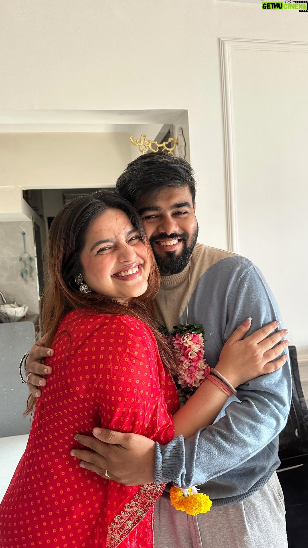 Janavi Jain - 130K Likes - Why should girls get all the surprises 🥹💁🏻‍♀️❤️💃🏻
Apni shaadi me abhi baki hai hafte chaar 🤭💃🏻✨🧿
I love youuuuuu anshudii😘😘
Miss youu each day and can’t wait to come to youu❤️
.
.
Vivah shaadi , groom needs surprises too 
#humarishaadimeiabhibakihaihaftechaar 🤭