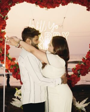 Janavi Jain Instagram - his song during proposal ‘Chaar kadam bas chaar kadam chaldo na sath mere’🥹🧿✨❤️
I love you 🥹🧿❤️
.
.
#justjaanforever