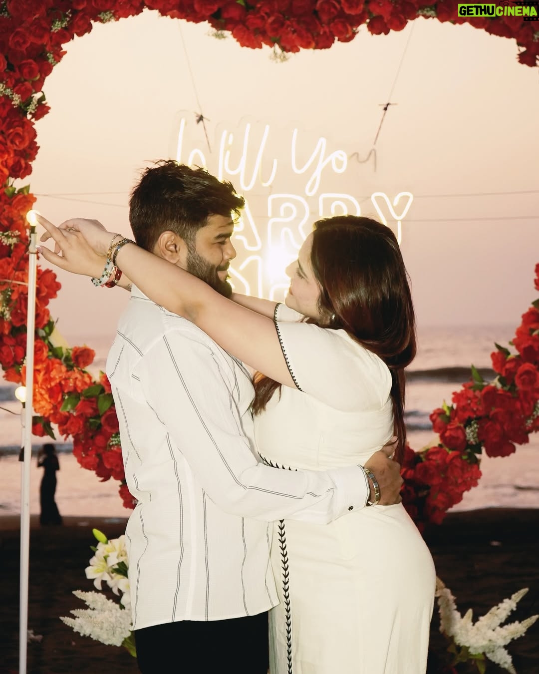 Janavi Jain - 39K Likes - his song during proposal ‘Chaar kadam bas chaar kadam chaldo na sath mere’🥹🧿✨❤️
I love you 🥹🧿❤️
.
.
#justjaanforever