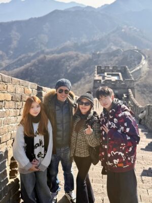 Jane Lee Instagram - 這次聖誕假期來北京陪兒子找他的同學歡聚，特別安排一起踏上萬里長城，上山坐纜車，下山坐溜滑梯，中間步行長城大約一個半小時，山巒起伏，壯麗如畫，真的是非常值得的旅行👍🏻 大推
#不是八達嶺 #慕田峪長城
#感謝好天氣