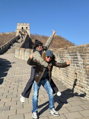 Jane Lee Instagram - 這次聖誕假期來北京陪兒子找他的同學歡聚，特別安排一起踏上萬里長城，上山坐纜車，下山坐溜滑梯，中間步行長城大約一個半小時，山巒起伏，壯麗如畫，真的是非常值得的旅行👍🏻 大推
#不是八達嶺 #慕田峪長城
#感謝好天氣