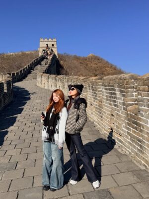 Jane Lee Instagram - 這次聖誕假期來北京陪兒子找他的同學歡聚，特別安排一起踏上萬里長城，上山坐纜車，下山坐溜滑梯，中間步行長城大約一個半小時，山巒起伏，壯麗如畫，真的是非常值得的旅行👍🏻 大推
#不是八達嶺 #慕田峪長城
#感謝好天氣