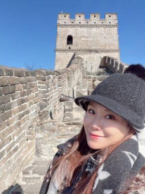 Jane Lee Instagram - 這次聖誕假期來北京陪兒子找他的同學歡聚，特別安排一起踏上萬里長城，上山坐纜車，下山坐溜滑梯，中間步行長城大約一個半小時，山巒起伏，壯麗如畫，真的是非常值得的旅行👍🏻 大推
#不是八達嶺 #慕田峪長城
#感謝好天氣