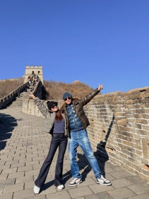 Jane Lee Instagram - 這次聖誕假期來北京陪兒子找他的同學歡聚，特別安排一起踏上萬里長城，上山坐纜車，下山坐溜滑梯，中間步行長城大約一個半小時，山巒起伏，壯麗如畫，真的是非常值得的旅行👍🏻 大推
#不是八達嶺 #慕田峪長城
#感謝好天氣