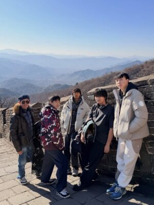 Jane Lee Instagram - 這次聖誕假期來北京陪兒子找他的同學歡聚，特別安排一起踏上萬里長城，上山坐纜車，下山坐溜滑梯，中間步行長城大約一個半小時，山巒起伏，壯麗如畫，真的是非常值得的旅行👍🏻 大推
#不是八達嶺 #慕田峪長城
#感謝好天氣