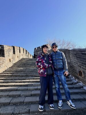 Jane Lee Instagram - 這次聖誕假期來北京陪兒子找他的同學歡聚，特別安排一起踏上萬里長城，上山坐纜車，下山坐溜滑梯，中間步行長城大約一個半小時，山巒起伏，壯麗如畫，真的是非常值得的旅行👍🏻 大推
#不是八達嶺 #慕田峪長城
#感謝好天氣