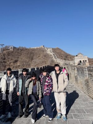 Jane Lee Instagram - 這次聖誕假期來北京陪兒子找他的同學歡聚，特別安排一起踏上萬里長城，上山坐纜車，下山坐溜滑梯，中間步行長城大約一個半小時，山巒起伏，壯麗如畫，真的是非常值得的旅行👍🏻 大推
#不是八達嶺 #慕田峪長城
#感謝好天氣