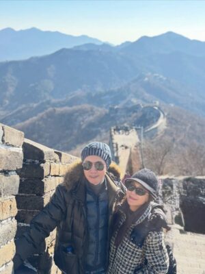 Jane Lee Instagram - 這次聖誕假期來北京陪兒子找他的同學歡聚，特別安排一起踏上萬里長城，上山坐纜車，下山坐溜滑梯，中間步行長城大約一個半小時，山巒起伏，壯麗如畫，真的是非常值得的旅行👍🏻 大推
#不是八達嶺 #慕田峪長城
#感謝好天氣