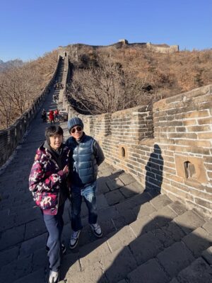 Jane Lee Instagram - 這次聖誕假期來北京陪兒子找他的同學歡聚，特別安排一起踏上萬里長城，上山坐纜車，下山坐溜滑梯，中間步行長城大約一個半小時，山巒起伏，壯麗如畫，真的是非常值得的旅行👍🏻 大推
#不是八達嶺 #慕田峪長城
#感謝好天氣