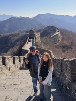 Jane Lee Instagram - 這次聖誕假期來北京陪兒子找他的同學歡聚，特別安排一起踏上萬里長城，上山坐纜車，下山坐溜滑梯，中間步行長城大約一個半小時，山巒起伏，壯麗如畫，真的是非常值得的旅行👍🏻 大推
#不是八達嶺 #慕田峪長城
#感謝好天氣