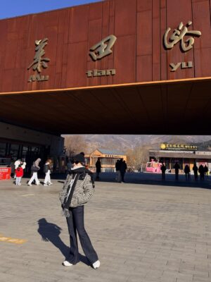 Jane Lee Instagram - 這次聖誕假期來北京陪兒子找他的同學歡聚，特別安排一起踏上萬里長城，上山坐纜車，下山坐溜滑梯，中間步行長城大約一個半小時，山巒起伏，壯麗如畫，真的是非常值得的旅行👍🏻 大推
#不是八達嶺 #慕田峪長城
#感謝好天氣